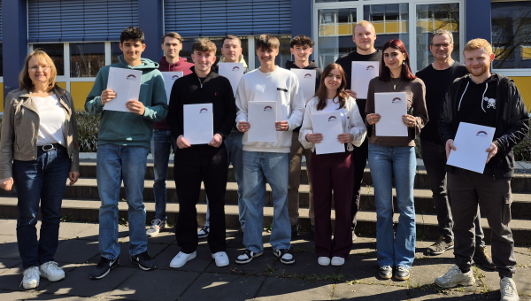 KMK-Zertifikatsprüfung: Angehende Industriekaufleute zeigen Kommunikationsfähigkeit in Englisch auf hohem Niveau